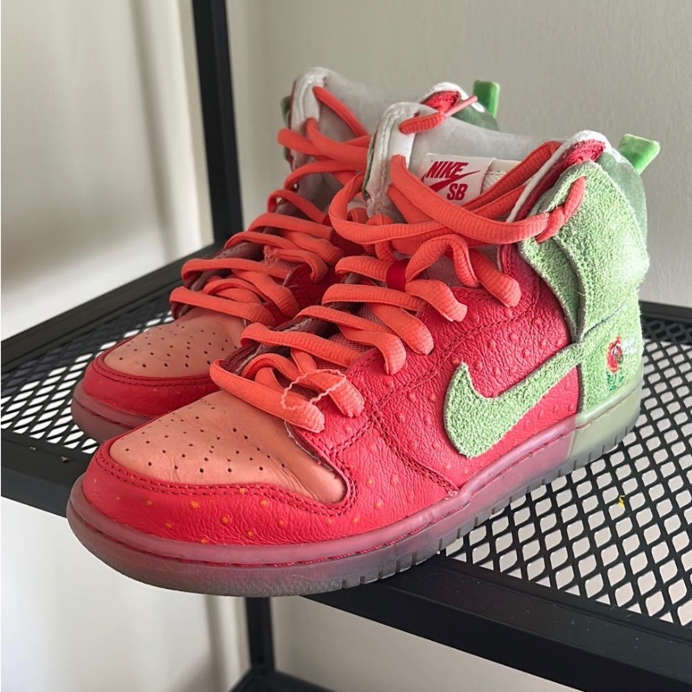 NIKE Strawberry Cough Shoes